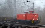 WFL Lok 8 (98 80 3346 727-1 D-WFL, LEW Bj.1971) fährt seit einigen Tagen den alten Gleisschotter vom Bahnhofgelände von der Gleisbaustelle am Rande des Bhf. Lichtenberg ab 14.12.15 Berlin-Springpfuhl