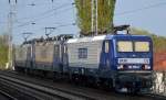 Da hat wohl eine RBH 143ér ganz frisch erst ihren neuen Lack erhalten im Vergleich mit ihren Schwesternloks, es ist RBH 133/143 352-3 am 19.04.14 Berlin-Karow.