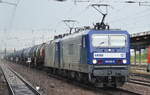 RBH 127/143 040-4 + RBH 131/143 305-1 mit Kesselwagenzug bei strömenden Regen am 14.06.16 Bf.