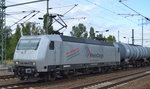 Die einstige NIAG und dann einige Zeit schwarze MRCE 145 086-5 fährt nun seit einiger Zeit als silberne RHC Lok, hier mit Kesselwagenzug am 12.08.16 Durchfahrt Bf.