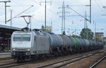 Die einstige NIAG und dann einige Zeit schwarze MRCE 145 086-5 fährt nun seit einiger Zeit als silberne RHC Lok, hier mit Kesselwagenzug am 12.08.16 Durchfahrt Bf.