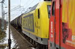Leider nur ein Beleg-Sichtungsbild der bei uns inzwischen selten zu sehenden RHC 145 089-9 in gelb mit der  ZEMENTAXI  Beschriftung am Haken von 185 586-5 am 12.01.17 Bf.