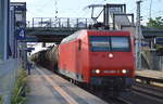 Auch die ehemalige 145-CL 014 trägt nun endlich ihre Originalnummer auf der Front und ist aktuell an HSL vermietet, 145 092-3 mit Kesselwagenzug am 31.05.17 Bf.