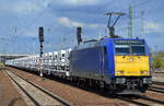 HSL mit der angemieteten 146 521-0 [NVR-Number: 91 80 6146 521-0 D-HSL] und einem Transportzug rein weißer VW-Crafter aus polnischer Produktion bei der Durchfahrt Bf.