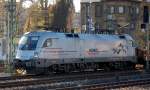 Auch dieser HUPAC Taurus ES 64 U2-100 (91 80 6182 600-7 D-HUPAC, Siemens Bj.2000) ist an Raildox seit l�ngerem vermietet, hier am 25.11.11 mit Leerzug Rungenwagen f�r Holztransporte unterwegs Richtung