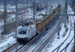 HUPAC Mietlok ES 64 U2-102 (91 80 6182 602-3 D-HUPAC) f�r Raildox t�tig mit Leerzug Rungentransportwagen f�r Holzst�mme durchf�hrt den ehemaligen Gbf.