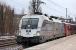 HUPAC Mietlok der ODEG ES 64 U2-100 als RE4 nach Ludwigsfelde mit der MWB 1116 911-7 als Schiebelok im Bhf.