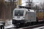 HUPAC Lok ES 64 U2-100 in Diensten von SETG mit Rungenwagen f�r Holztransporte (Leerzug) Richtung Nordosten, 22.03.13 Berlin-Pankow.