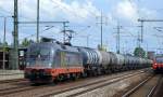 Echte Überraschung mit Seltenheitswert im Nordosten, ein Hector Rail Taurus mit Kesselwagenzug aus Schwedt kommend? Es ist die 242.517  FITZGERALD  (91 80 6 182 517-3 S-HCTOR, Siemens Bj.2002) am