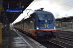 Überraschung, Locomore/Flix BUS mit der Hectorrail  FITZGERALD  242 517 und dem Zug aus Stuttgart beim Kurzhalt/Durchfahrt Bf.