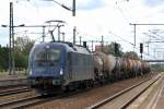 Nach einem Unfall vor einiger Zeit jetzt wieder im Einsatz, die Kurzzeitmietlok von mgw 183 500 (91 80 6183 500-8 D-MGW) mit einem Ganzzug Knickkesselwagen (Kreideschlamm) am 27.08.12 Bhf.