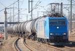 HGK 185 526-1 mit Kesselwagenzug, 08.03.11 Bhf, Flughafen Berlin-Sch�nefeld.