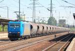 Inzwischen f�r EKO Trans t�tig, die Leasinglok 185 523-8 (94 80 0 185 523-8, Bombardier Bj.2003)) mit einem Ganzzug Silostaubwagen (Steinkohlestaub) bei der Durchfahrt im Bhf.
