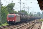 HGK Lok 2055/185 587-3 (91 80 6185 587-3 D-HGK) mit Ganzzug Heizoelkesselwagen, 08.06.11 Berlin-Karow.