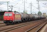 HGK 2054/18 586-5 (91 80 6185 586-5 D-HGK) mit Kesselwagenzug, 12.08.11 Bhf.