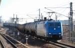ATC Mietlok 185 520-4 von CFL-Cargo angemietet mit Kesselwagenzug kommt den leichten Abhang am Berliner Westhafen hinunter Richtung Berlin-Spandau, 05.03.13 S-Bhf.