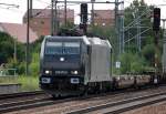 MRCE Mietlok 185 570-9 f�r BoxXpress t�tig mit fast unbeladenen Taschenwagenzug (LKW-Auflieger), 13.07.13 Bhf.
