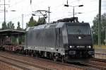 MRCE Mietlok 185 570-9 f�r boxXpress t�tig mit Ganzzug Taschenwagen bei der Durchfahrt im Bhf.