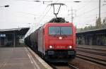 HGK 2051/185 582-4 mit Kesselwagenzug bei der Durchfahrt im Bhf.