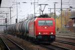 HGK 2053/185 585-7 mit Kesselwagenzug bei der Durchfahrt im Bhf.