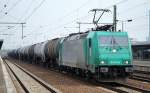 HGK 185 575-8 mit Kesselwagenzug bei der Durchfahrt Bhf.