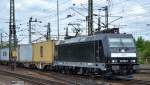 MRCE Mietlok 185 566-7 für boxXpress tätig mit Containerzug bei der XDurchfahrt im Bhf.