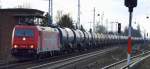 Im diffusen Licht kommt aus Richtung Oranienburg HGK/RHC 185 584-0 mit einem Leerzug Heizoelkesselwagen Richtung Schwedt gefahren, 02.01.15 Berlin-Karow.