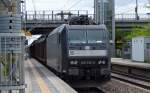 CFL Cargo mit MRCE Lok 185 556-8 und einem Ganzzug Schiebewandwagen am 03.06.15 Durchfahrt Bhf.