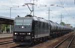 LEG mit MRCE Mietlok 185 546-9 und Kesselwagenzug (Dieselkraftstoff) am 03.08.16 Durchfahrt Bf.