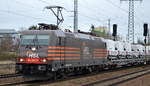 HSL mit 185 594-9 [NVR-Number: 91 80 6185 594-9 D-BRLL, Bombardier Bj.2008] und Nutzfahrzeug-Transportzug mit fabrikneuen VW Transportfahrzeugen aus polnischer Produktion am 24.01.18 Bf.