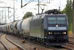 MRCE Leasinglok 185 552-7 (Bombardier, Bj.2005), 07.08.09 mit einem Ganzzug Staubsilowagen bei der Durchfahrt im Bhf.