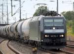 MRCE Leasinglok 185 552-7 (Bombardier Bj.2005) mit Zementstaubsilowagen in Diensten von EGP bei der Durchfahrt im Bhf.