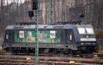 Zur Zeit des Bildes noch in HGK-Diensten, MRCE Leasinglok 185 565-9 (Bombardier Bj.2005) mit Grill-Profi Werbung, 08.12.08 Gbf.