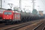 CBRail Leasinglok HGK 2057/185 589-9 (91 80 6185 589-9 D-HGK, Bombardier, Bj.2008) mit einem Kesselwagenganzzug lt Gefahrenstofftafeln (33/1268) mit Erd�lprodukten nicht n�her beschrieben bef�llt.