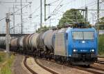 Leasinglok HGK 185 526-1 (94 80 0185 526-1, Bombardier, Bj.2003) mit einem ganzzug Kesselwagen bei der Durchfahrt im Bhf.