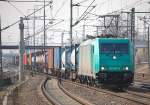 Die 185 607-9 (91 80 6185 607-9 D-RBSAF, Bombardier Bj.2008) von der DB Schenker Rail angemietete Lok mit Containerzug bei der kurzen Einfahrt im Bhf.