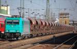 DB SCHENKER Rail Leasinglok 185 609-5 (91 80 6185 609-5 D-RBSAF, Bombardier Bj.2008) mit einem Ganzzug Sch�ttgutwagen zum Kurzhalt mit Personalwechsel im Bhf.