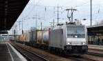 RTB mit Railpool Mietlo 185 692-1 (91 80 6185 692-1 D-Rpool, Bombardier Bj.2011) mit Containerzug bei der Durchfahrt Bhf.