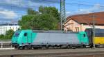 Mietlok 185 617-8 für TXLA tätig mit PKW-Transportzug bei der Durchfahrt Bhf.