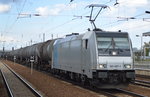 Seit Februar 2016 zum großen angemieteten Fuhrpark der HSL dazu gestoßen, die Railpool Lok 185 687-1 mit Kesselwagenzug (Benzin) am 25.04.16 Durchfahrt Bhf.