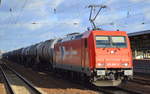 RHC mit ihrer 185 605-3 und Kesselwagenzug (Benzin) am 27.11.16 Durchfahrt Bf.