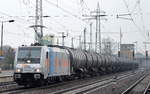 HSL mit der Railpool-Lok 185 687-1 und Kesselwagenzug am 06.12.16 Durchfahrt Bf.