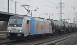 HSL mit der Railpool-Lok 185 687-1 und Kesselwagenzug am 06.12.16 Durchfahrt Bf.