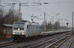 Super dunkel, beginnender Orkan mit Regen, da kam noch die Railpool-Lok 185 692-1 von HSL mit einem Ganzzug ganz neuer belgischer Drehgestell-Flachwagen zum Fahrzeug-Transport vom Typ Laadgrs der Fa.