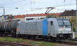 HSL mit der Railpool-Lok 185 671-5 mit Kesselwagenzug (Benzin-Transport) am 11.10.17 Durchfahrt Bf.