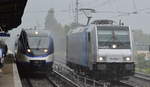HSL mit der Railpool-Lok 185 692-1 fährt gerade an dem NEB Triebzug VT 734 der Linie RB27 Wandlitzsee vorbei der im Bf.