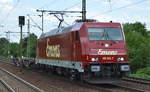 Jahrelang als HGK Lok unterwegs ist sie zu diesem Zeitpunkt ganz aktuell umlackiert für Emons im Einsatz, hier 185 632-7 [NVR-Number: 91 80 6185 632-7 D-ATLD] mit leerem Containertragwagen am