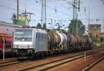Die Railpool Leasinglok 185 684-8 (91 80 0185 684-8 D-Rpool) f�r RTB t�tig mit Kesselwagenzug bei der Durchfahrt im Bhf.