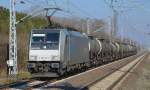 Mietlok E 186 147-5 für HSL tätig mit Kesselwagenzug (geschmolzener Schwefel) am 19.03.15 Berlin-Hohenschönhausen.