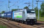 RTBc mit der ganz neuen Railpool-Lok 186 421-4 (91 80 6186 421-4 D-Rpool, Bombardier Bj.2015) am 04.06.15 mit Containerzug Durchfahrt Bhf.